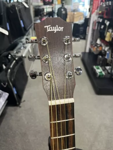 Taylor Guitars - BT1 Baby Taylor Sitka Spruce/Layered Walnut Acoustic Guitar with Gigbag 2